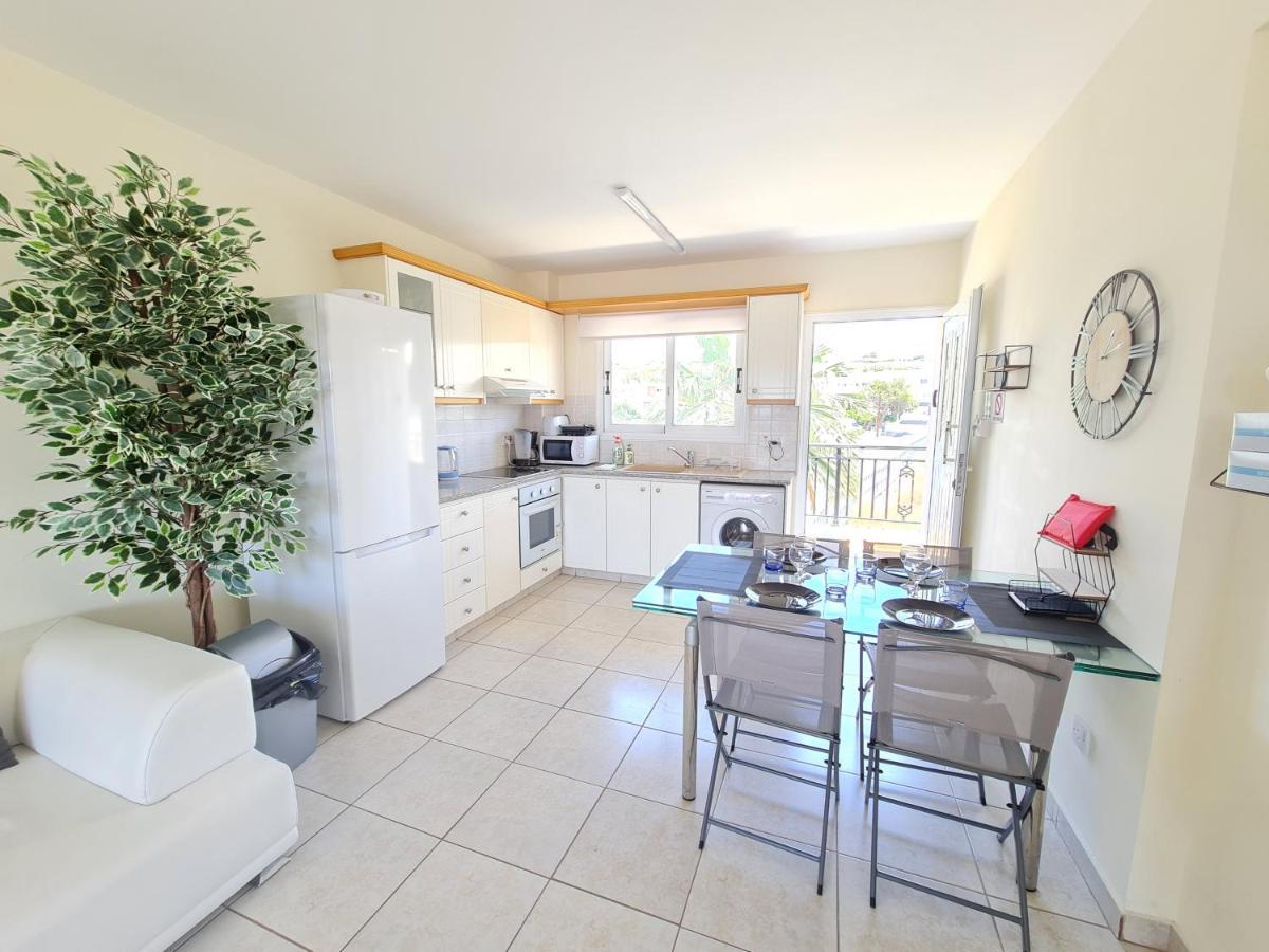 Stunning Views' Apartment With Pool Paphos Eksteriør bilde